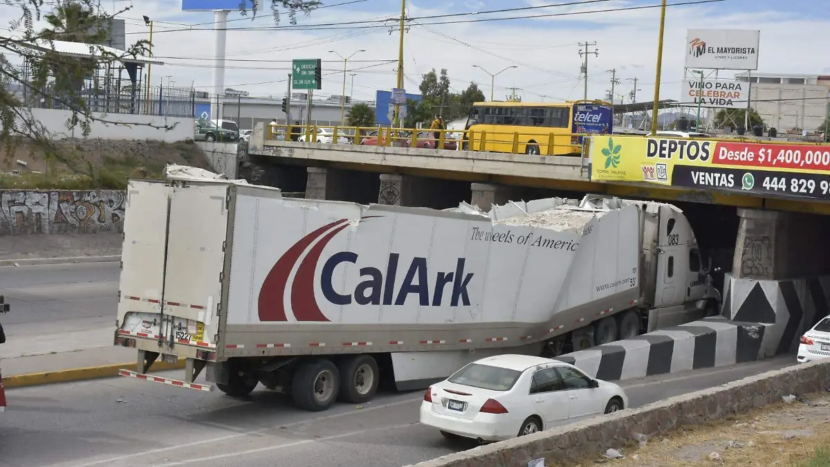 trailer se atora en rio santiago